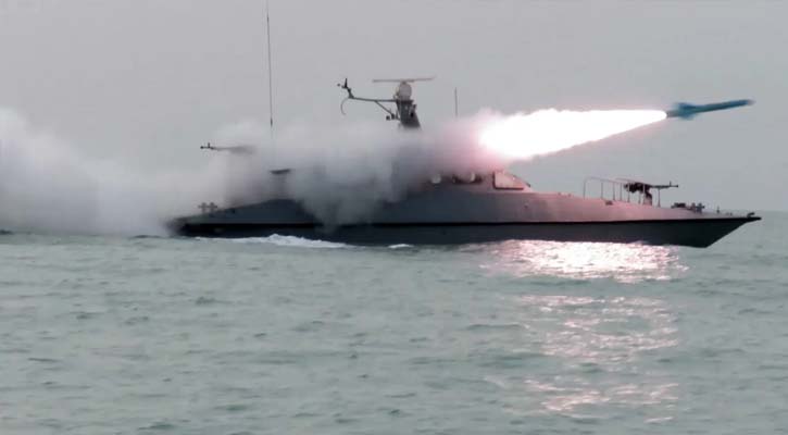 গুলি ও ক্ষেপনাস্ত্র হামলা, হরমুজে আটকা বহু জাহাজ