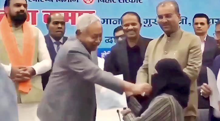 হিজাব টেনে খুলে ফেললেন বিহারের মুখ্যমন্ত্রী, ভারতজুড়ে তীব্র প্রতিক্রিয়া