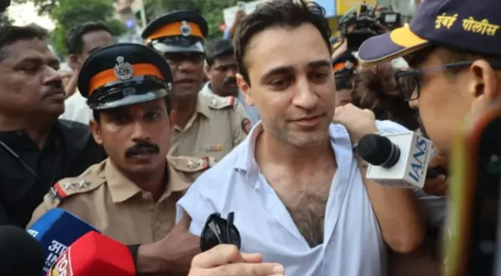 ‘ভারত ছাড়ার নোটিশের’ বিরুদ্ধে হাইকোর্টের দ্বারস্থ বলিউড অভিনেতা ইমরান খান