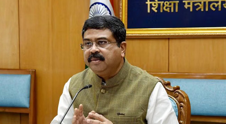 টানা আন্দোলনের মুখে ভারতের শিক্ষামন্ত্রীর পদত্যাগ