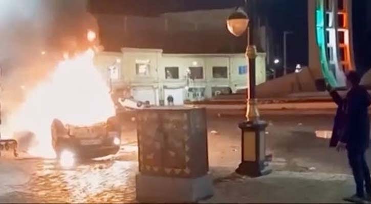 গাড়ি ও বিভিন্ন স্থাপনায় অগ্নিসংযোগ করছে ইরানের বিক্ষোভকারীরা