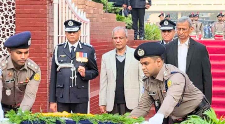 রাজারবাগ পুলিশ স্মৃতিস্তম্ভে স্বরাষ্ট্র উপদেষ্টা-আইজিপির শ্রদ্ধা
