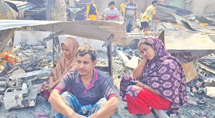 আগুনে সব হারিয়ে নিঃস্ব বস্তিবাসী