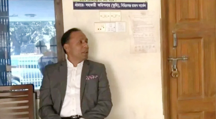 তালাবদ্ধ অফিসের সামনে বসলেন ভূমি প্রতিমন্ত্রী, আসেনি কর্মকর্তারা