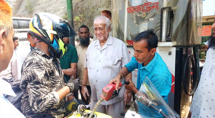 বান্দরবানে বন্ধ ফিলিং স্টেশন খুলে নিজে দাঁড়িয়ে তেল বিতরণ করলেন এমপি
