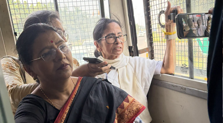 দিল্লিতে আটক পশ্চিমবঙ্গের সাবেক মুখ্যমন্ত্রী মমতা বন্দ্যোপাধ্যায়