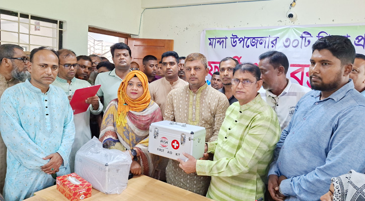 মান্দায় দুস্থদের মাঝে নগদ অর্থ বিতরণ