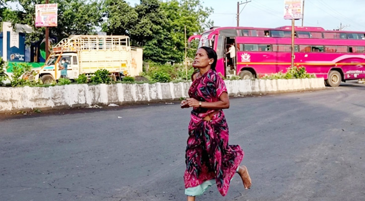 মেয়ের পড়ার খরচ জোগাতে খালি পায়ে ম্যারাথন দৌড়ে প্রথম হলেন মা