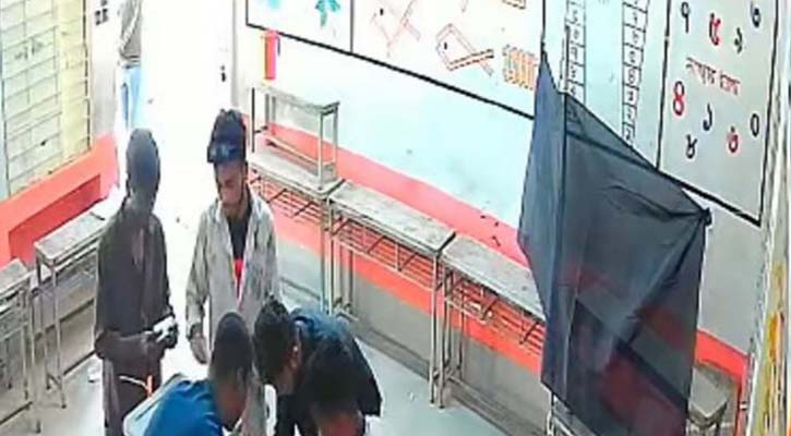 ব্যালটে সিল মেরে বাক্সে ভরেন ৫ তরুণ, ধরা পড়লো সিসি ক্যামেরায়