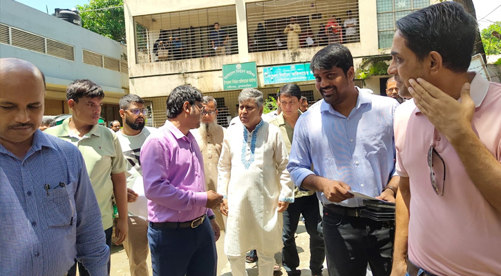 নবীনগরে অনিয়মের অভিযোগে নির্বাচন অফিস পরিদর্শন করলেন এমপি মান্নান