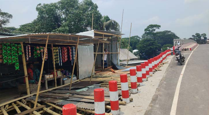 নগরকান্দায় সড়কের সরকারি জায়গা দখল করে স্থাপনা নির্মাণ