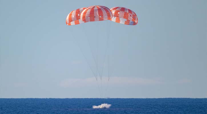 চন্দ্রাভিযান শেষে পৃথিবীতে ফিরলেন চার নভোচারী