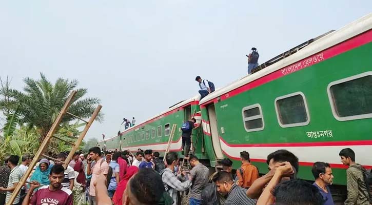 নীলসাগর এক্সপ্রেসের ৯ বগি লাইনচ্যুত, উত্তরবঙ্গ-ঢাকা রেল যোগাযোগ বন্ধ