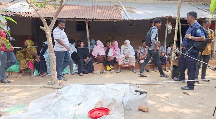 নওগাঁয় একই পরিবারের চারজনকে হত্যা