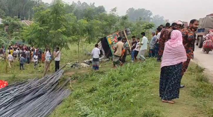 ট্রাক উল্টে নিহত ১৫ জনের মধ্যে ১৩ জনের বাড়ি নওগাঁ