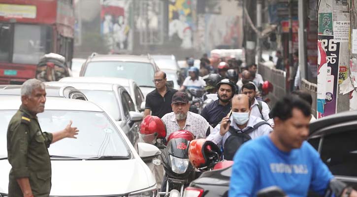 ঘণ্টার পর ঘণ্টা তেলের লাইনে, ব্যাহত হচ্ছে দৈনন্দিন কাজ