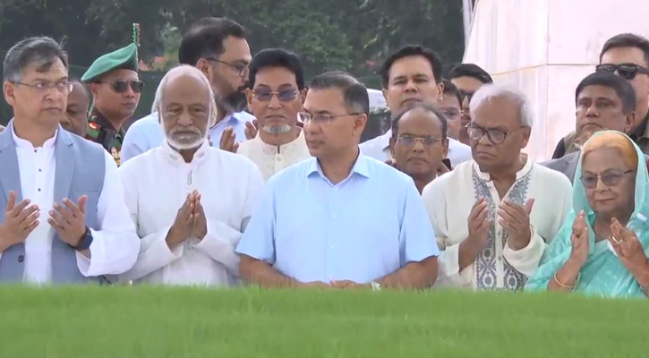 জিয়াউর রহমান ও খালেদা জিয়ার সমাধিতে প্রধানমন্ত্রীর শ্রদ্ধা