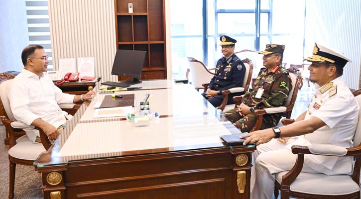 প্রধানমন্ত্রীর সঙ্গে তিন বাহিনী প্রধানের সাক্ষাৎ