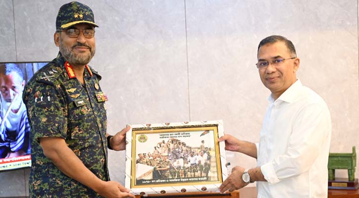 প্রধানমন্ত্রীর সঙ্গে আনসার ও ভিডিপি মহাপরিচালকের সাক্ষাৎ