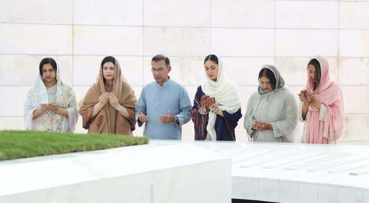 মা-বাবার কবর জিয়ারত করলেন প্রধানমন্ত্রী