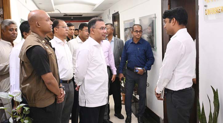 আকস্মিক সচিবালয়ের বিভিন্ন মন্ত্রণালয় পরিদর্শনে প্রধানমন্ত্রী