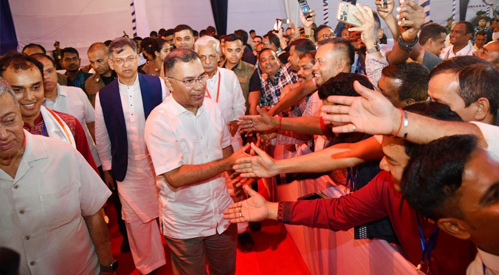 পুজোমণ্ডপ ঘুরে সম্প্রীতির বার্তা প্রধানমন্ত্রীর, উৎসবমুখর দূর্গা উৎসব