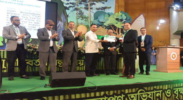 প্রধানমন্ত্রীর হাত থেকে পরিবেশ পদক  নিলেন ঢাবির প্রো-ভাইস চ্যান্সেলর