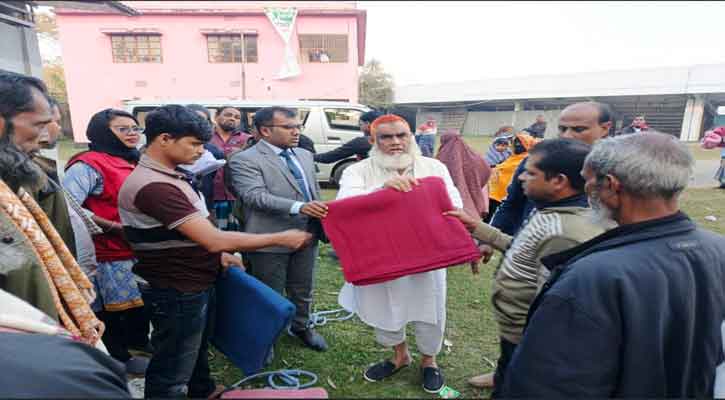 অসহায়দের মাঝে রেড ক্রিসেন্টের কম্বল বিতরণ