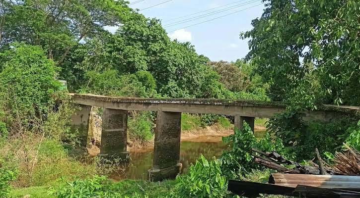 ফটিকছড়িতে ঝুঁকিপূর্ণ ব্রিজকালভার্ট, ঝুঁকি নিয়ে চলাচল