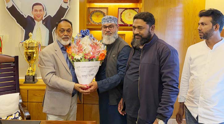 বিএনপি নেতাকে ফুলেল শুভেচ্ছা জানালেন জামায়াত নেতা