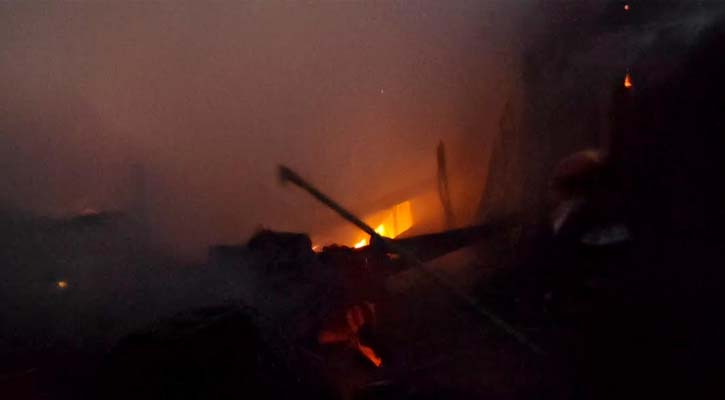 পিরোজপুরে শর্ট সার্কিটে বসতঘরে আগুন, ১৫ লাখ টাকার ক্ষতি