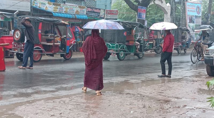 রাজধানীতে গুড়ি গুড়ি বৃষ্টি, বজ্রবৃষ্টির আভাস