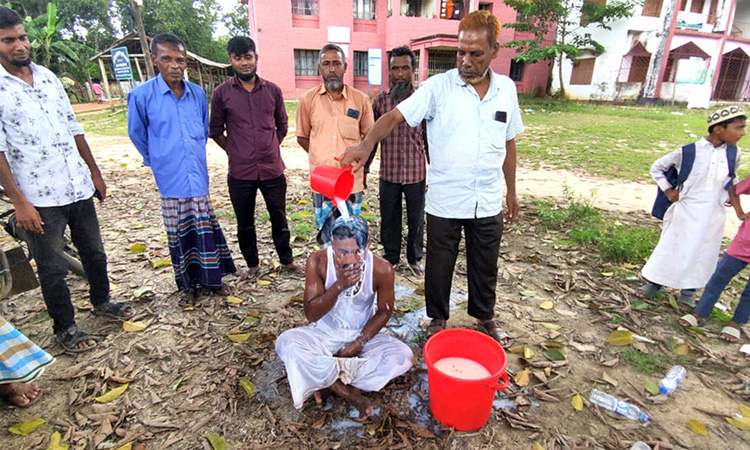 দুধ দিয়ে গোসল করে অনলাইন জুয়া ছাড়লেন নিঃস্ব যুবক!