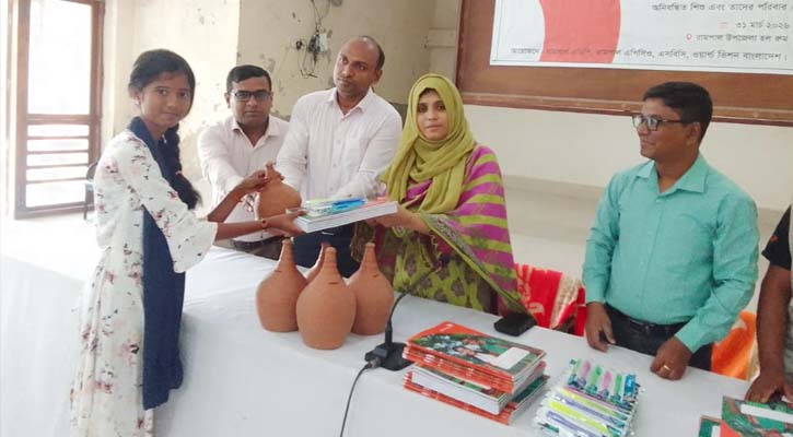 রামপালে শিক্ষার্থীদের হাতে খাতা, কলম ও মাটির ব্যাংক তুলে দিলো ওয়ার্ল্ড ভিশন
