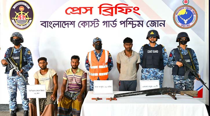 সুন্দরবনে অভিযানে জিম্মি ২ জেলে উদ্ধার, অস্ত্রসহ ডাকাত আটক