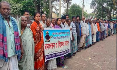 নওগাঁয় শিবলিঙ্গ চুরির ঘটনায় জড়িতদের শাস্তির দাবিতে মানববন্ধন
