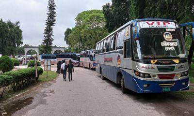 ইবি ছাত্রীকে মারধরের ঘটনায় শিক্ষার্থীদের বাস অবরোধ