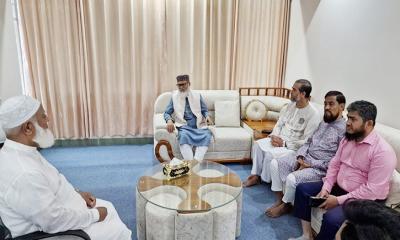 জামায়াত আমিরের শারীরিক খোঁজখবর নিতে বাসায় গেলেন ধর্ম উপদেষ্টা