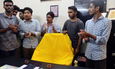 বেরোবিতে লেজুড়বৃত্তি ছাত্ররাজনীতির প্রতিবাদে প্রশাসনকে শাড়ি-চুড়ি দিয়ে শিক্ষার্থীদের প্রতিবাদ