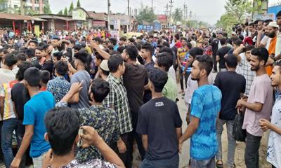 গাজীপুরে ১০ দফা দাবিতে মহাসড়ক অবরোধ করে শ্রমিকদের বিক্ষোভ