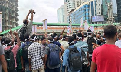মালয়েশিয়া গমনেচ্ছুদের রাজধানীর কারওয়ান বাজারে বিক্ষোভ, যান চলাচল ব্যাহত