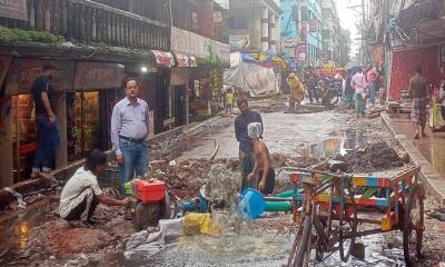 আশুলিয়ায় রাস্তা ও ড্রেনে জলাবদ্ধতা নিরসনে কাজ করছেন মোর্শেদ ভূঁইয়াসহ এলাকাবাসী!