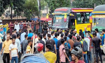 নতুনবাজারে ইউআইইউ শিক্ষার্থীদের সড়ক অবরোধ