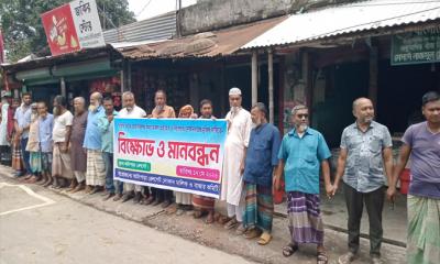 জয়পুরহাটে বিজিবি কর্তৃক মিথ্যা মামলার অভিযোগে বিক্ষোভ ও মানবন্ধন