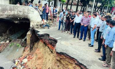 চট্টগ্রামে শীতল ঝরনা খালের সেতু ধসে যান চলাচলে চরম ভোগান্তি