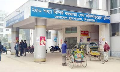 সিরাজগঞ্জ সদর হাসপাতালের অব্যবস্থাপনায় রোগীদের দুর্ভোগ