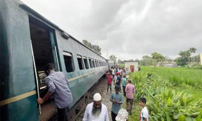রংপুরে পদ্মরাগ ট্রেনের ৬ বগি লাইনচ্যুত, যোগাযোগ বন্ধ