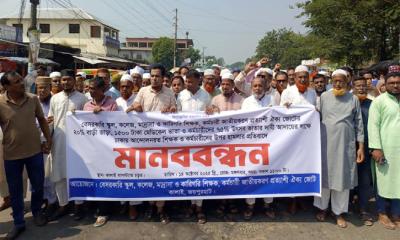 শিক্ষক নির্যাতনের প্রতিবাদে জয়পুরহাটে ক্লাস বর্জন করে মহাসড়ক অবরোধ