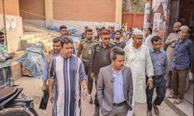 ঈশ্বরদীতে ফুটপাত দখলমুক্ত করতে ইউএনও’র অভিযান