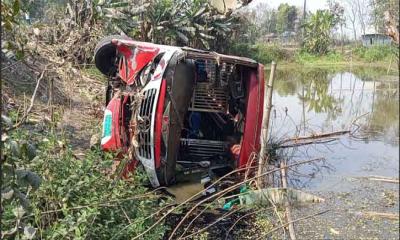 কাশিয়ানীতে  যাত্রীবাহী বাস খাদে, আহত  ১২